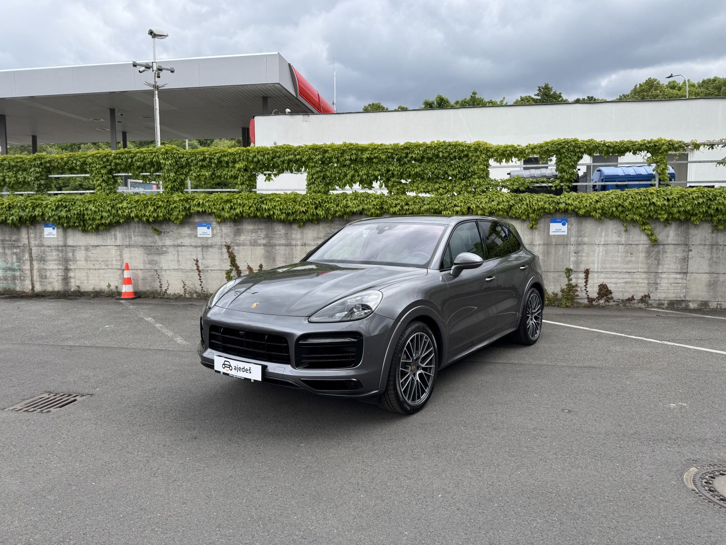 Porsche Cayenne image 1